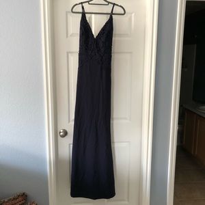 Lulu’s navy blue trumpet gown